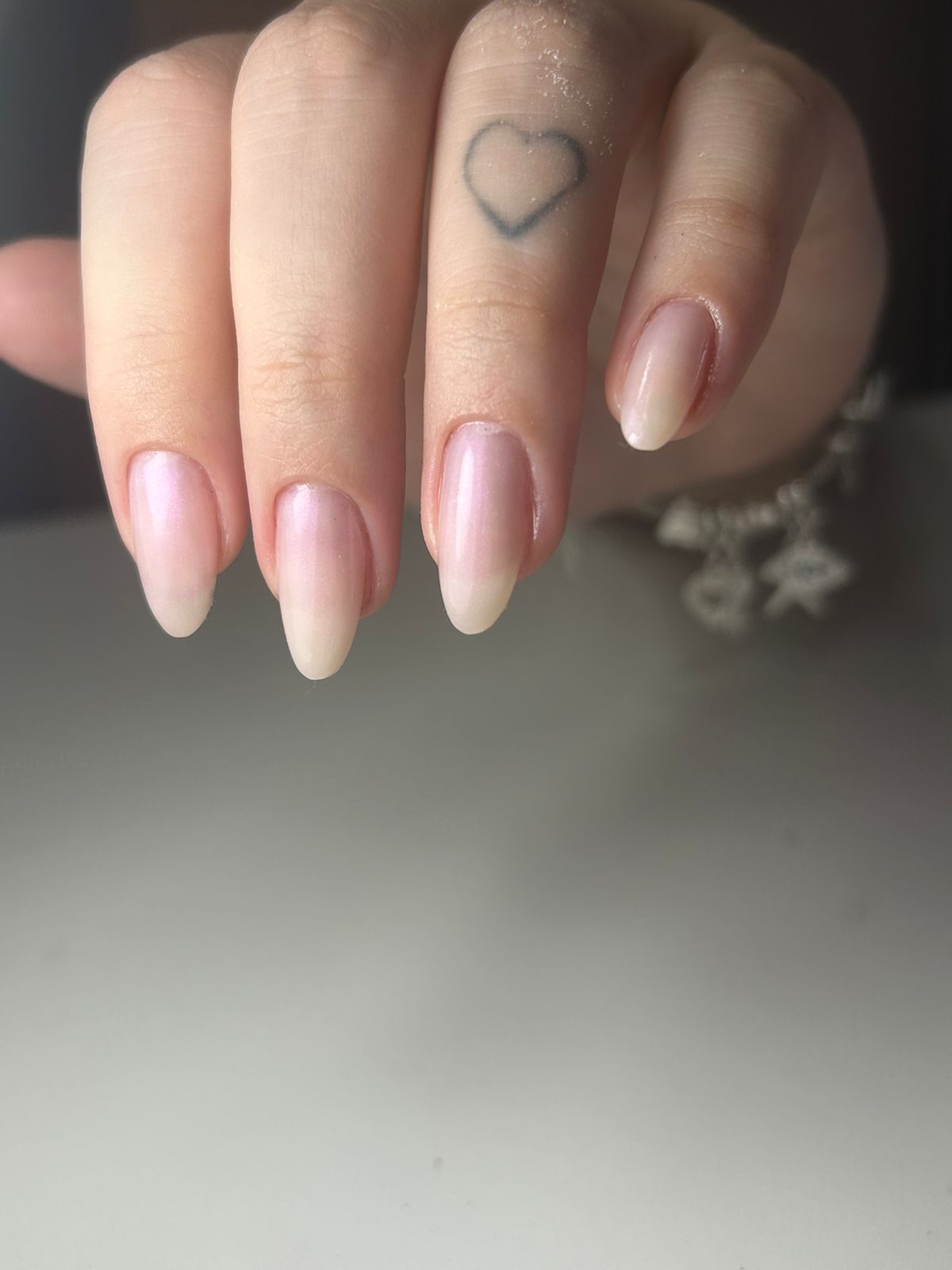 Foto de unhas com estilo e brilho